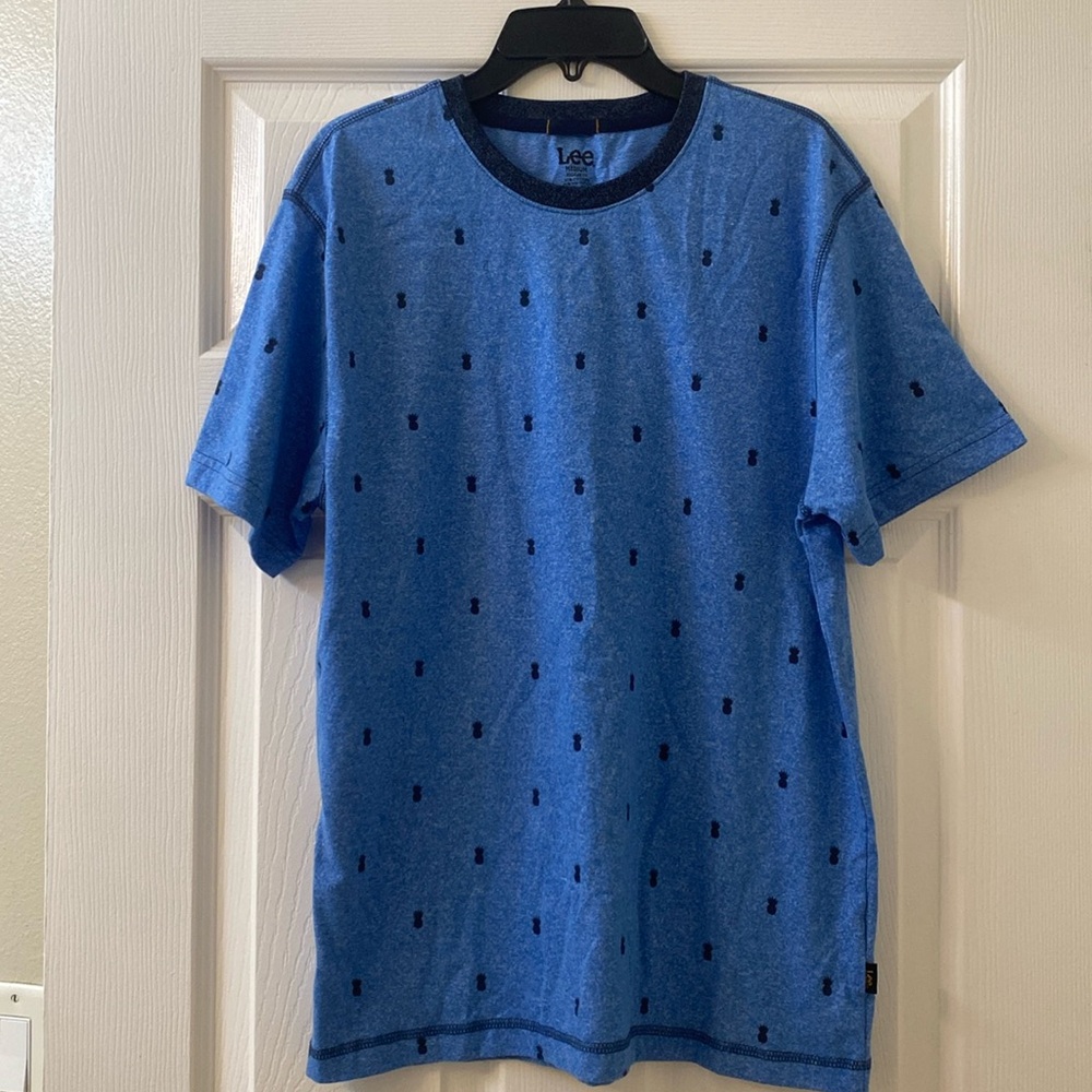Lee  men’s t-shirt short sleeves in blue color with pinneapples medium size